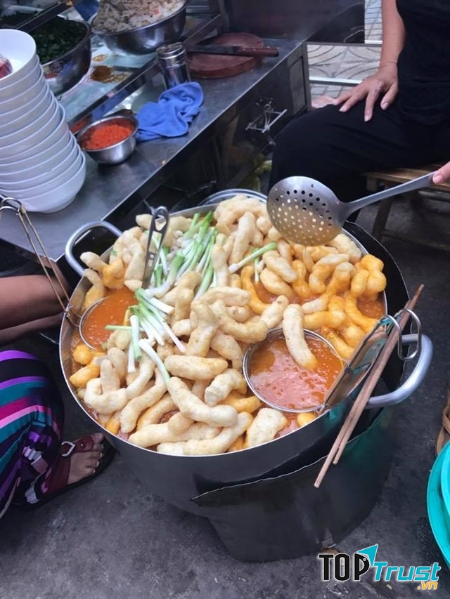 Nồi bánh canh đầy ắp
