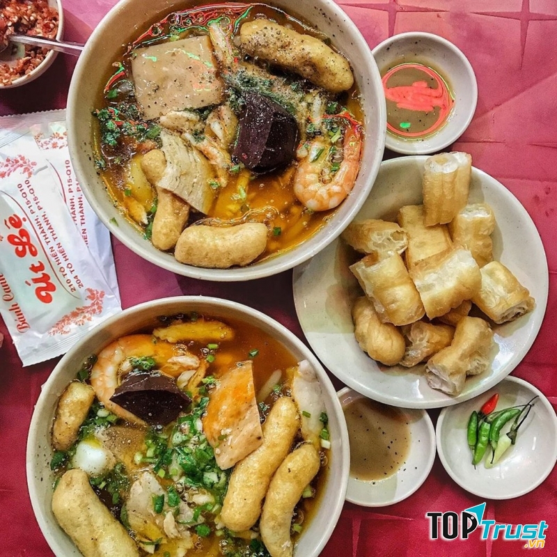 Bánh canh cua Út Lệ nổi tiếng