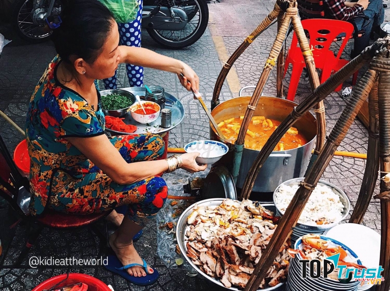 Bánh canh gánh vỉa hè Nguyễn Thái Học