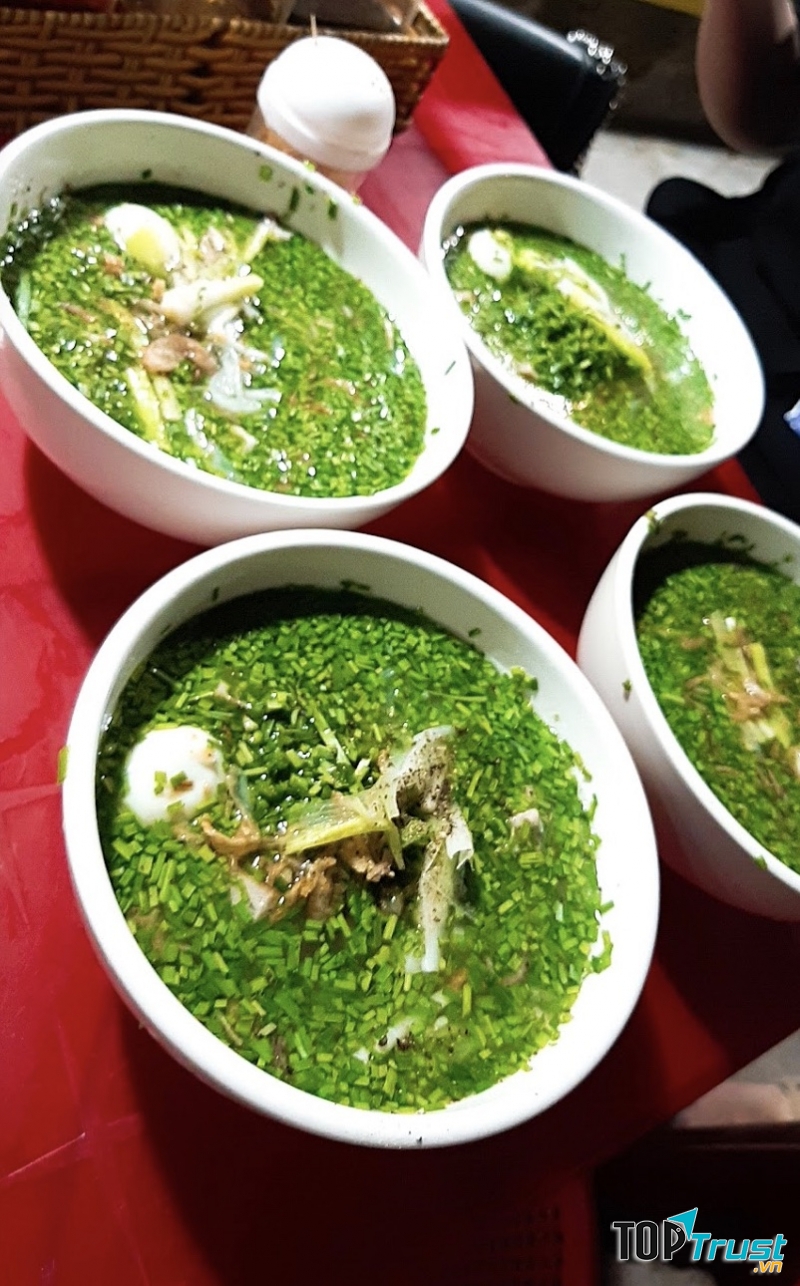 Món bánh canh lá hẹ một đặc sản tại Phú Yên