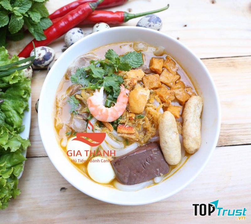 Bát chả chan bao gồm bún sợi, rau cải xanh, hành lá và viên chả được nướng vàng xém cạnh cùng nước dùng ngọt lừ, nóng hổi