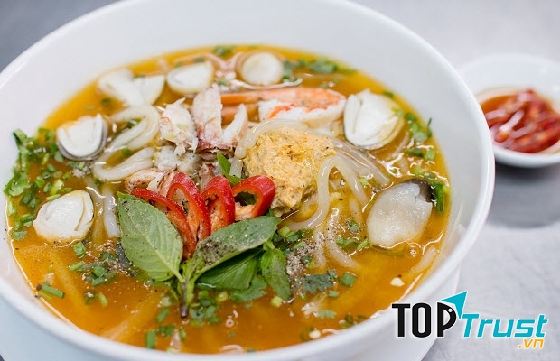 Dưới bàn tay chuyên nghiệp của chủ quán, bát bánh canh nóng hổi thơm ngon luôn khiến thực khách cảm thấy hài lòng, kể cả những vị khách khó tính nhất.