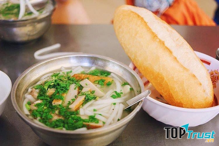 Bánh canh và chả cuốn Bà Bốn