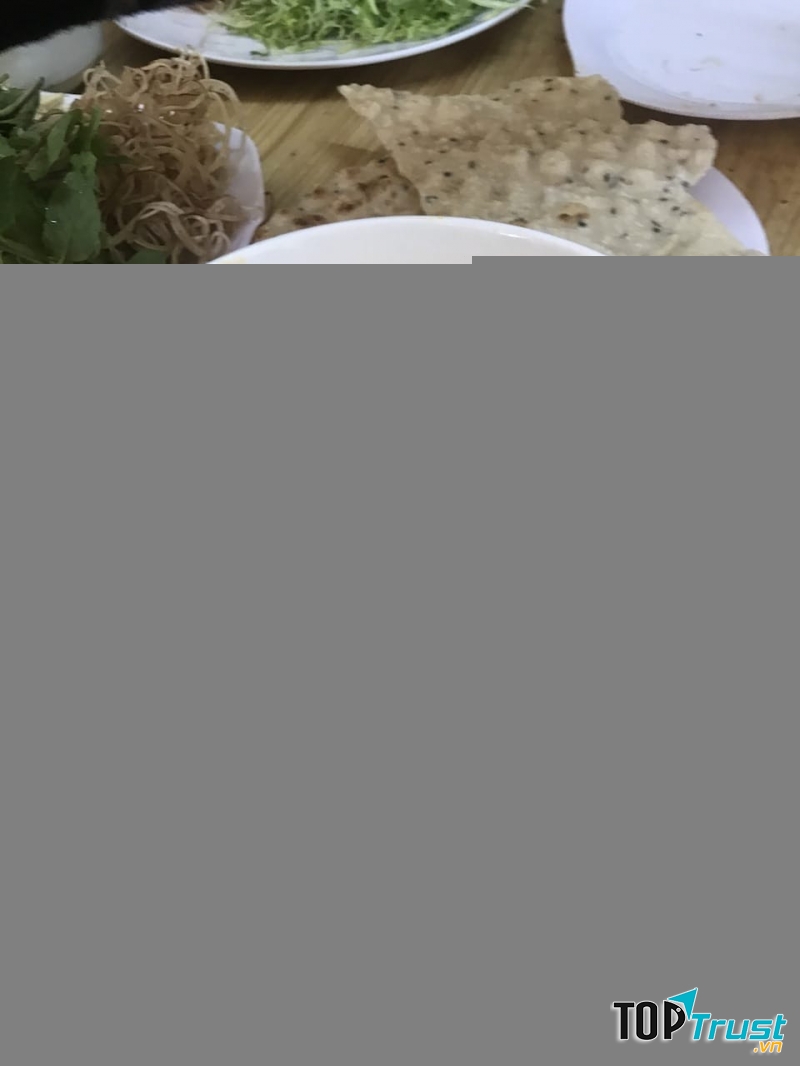 Ngoài mì Quảng, quán bánh canh Xuân An còn phụ vụ các món: Bún bò, bánh canh giò chả, mì Quảng, bánh canh chả lớn, sữa đậu nành...