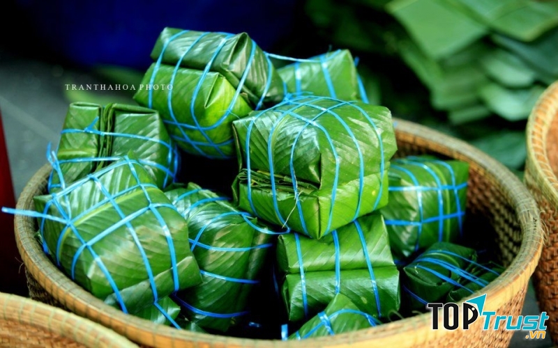 Bánh chưng hình vuông, màu xanh, tượng trưng cho Trái Đất ( âm).