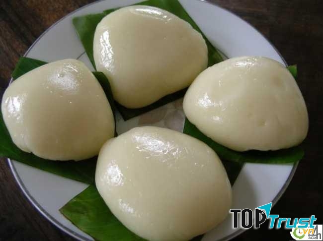 Bánh dầy hình tròn, màu trắng, tượng trưng Trời (dương).