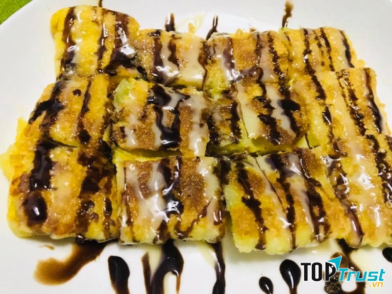 Bánh chuối Việt Nam được chế biến như sau: chuối ép mỏng nhúng vào hỗn hợp bột đã được pha với nước sau đó vớt ra chiên trong chảo dầu sôi.