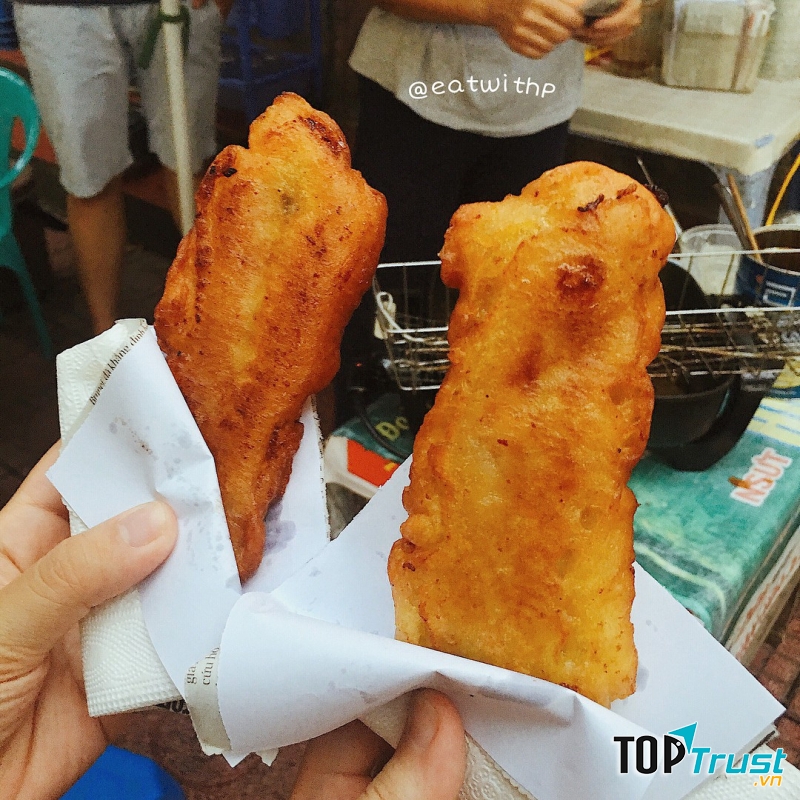 Bánh chuối vỏ giòn nhưng bị dày bột nên nếu bạn để lâu mà không ăn ngay là bánh sẽ ỉu đi thấy rõ phần vỏ cực nhiều bột, chuối dẻo và mềm