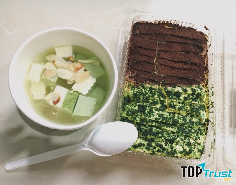 Ngoài chè khúc bạch ra thì cửa hàng còn bán cả bánh tiramisu.