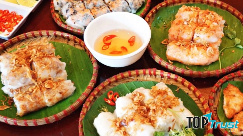 Bánh cuốn với hành phi, thịt băm thơm ngon hấp dẫn