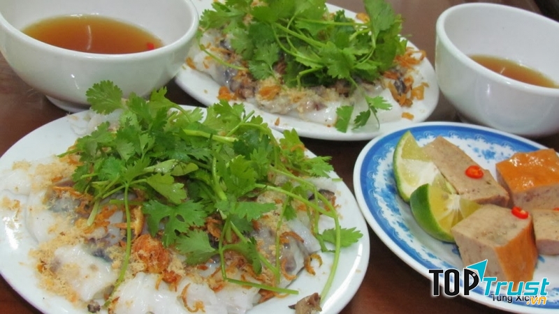Mỗi suất bánh cuốn thường được ăn kèm với chả lụa, một số nơi là thịt nướng.