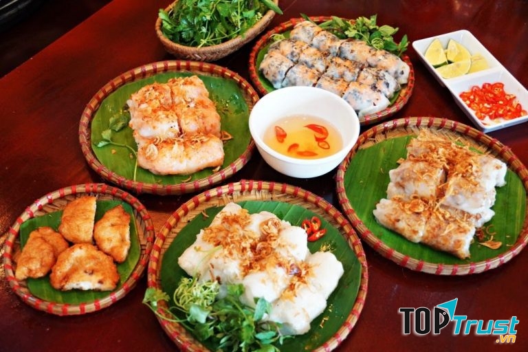 Nhân bánh khá phong phú gồm có: tôm bóc vỏ, thịt nạc vai băm nhỏ, mộc nhĩ, hành,hoặc là trứng lòng đào.