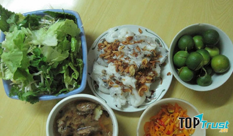 Hoàng Long là một quán bánh cuốn, bún chả gia truyền nổi tiếng tại đầu đường Lương Thế Vinh, địa chỉ này là một nơi có món ăn thơm ngon nhưng mức giá lại siêu dễ chịu