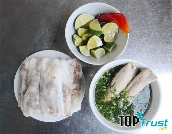 Bánh cuốn Cao Bằng không chấm bằng nước mắm mà dùng ninh xương rất thơm và ngọt