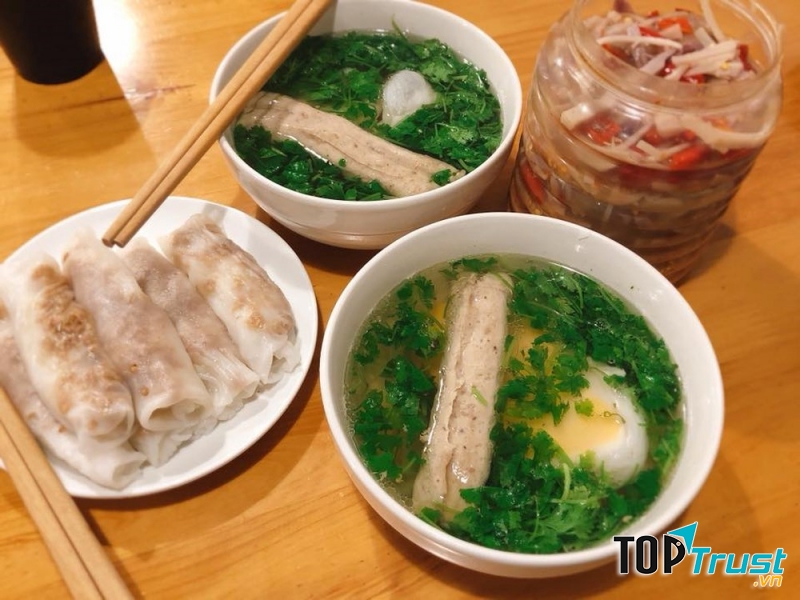 Với hai loại nhân là chả và thịt nướng nóng hổi được nêm nếm rất đậm đà, vừa miệng