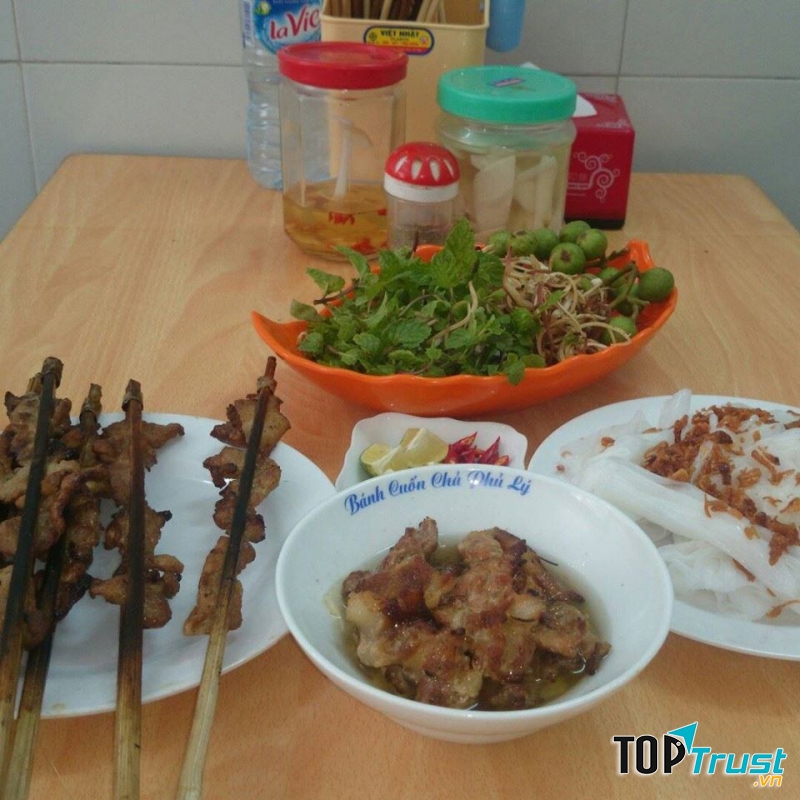 Quán bánh cuốn này tọa lạc tại 77 Vương Thừa Vũ, là một quán ăn gia đình do chính người con Hà Nam mở bán, thế nên hương vị đảm bảo chuẩn