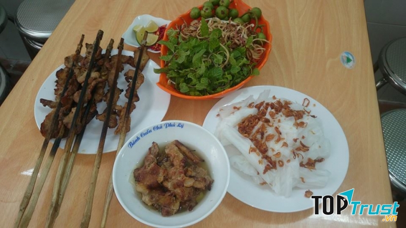 Bánh cuốn mềm ăn cùng thịt ướp đậm đà rất bắt vị