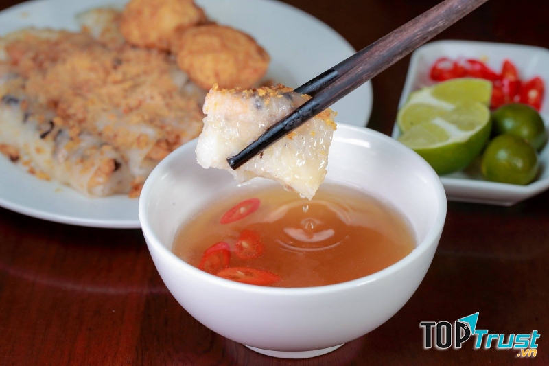 Ai cũng biết đến điểm đặc biệt nhất ở bánh cuốn Gia An chính là các loại topping ăn kèm như chả mực, chả tôm cùng lớp bánh vô cùng mỏng mướt, làm nhiều thực khách xiêu lòng