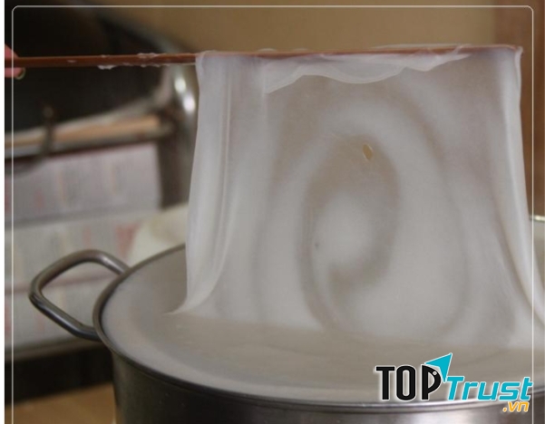 Một công đoạn làm bánh cuốn