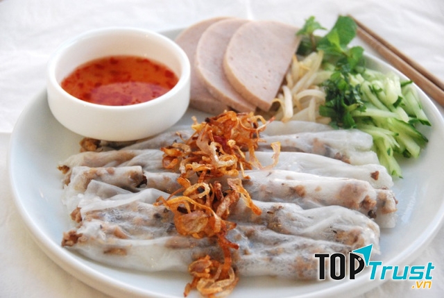 Bánh cuốn nóng, bún chả & gà tần