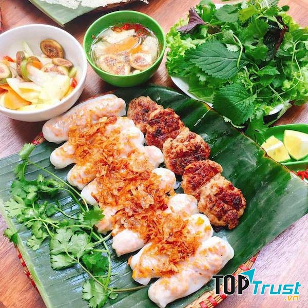 Bánh cuốn Thanh Hóa lại có nét đặc sắc rất riêng khiến thực khách ăn một lần đều nhớ mãi
