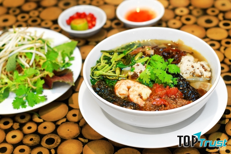 Bánh đa cua ở quán thơm ngon giá cả lại mềm