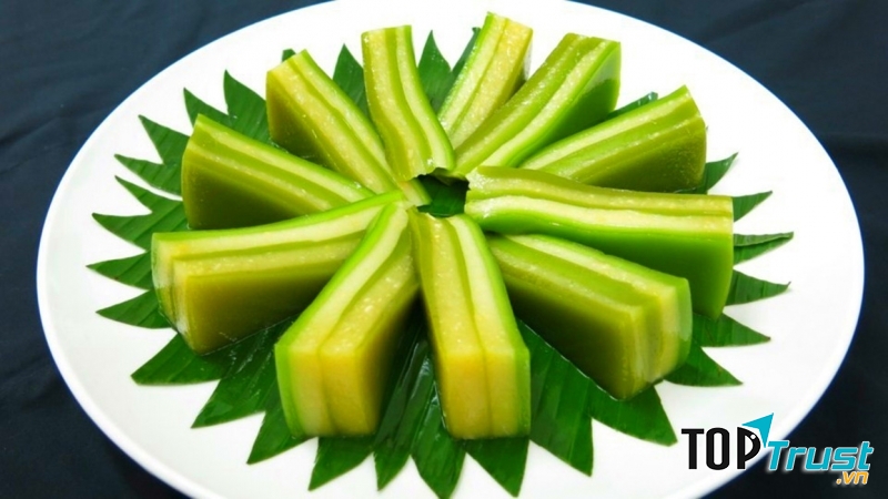 Bánh da lợn có hai màu xanh và trắng đan xen đẹp mắt