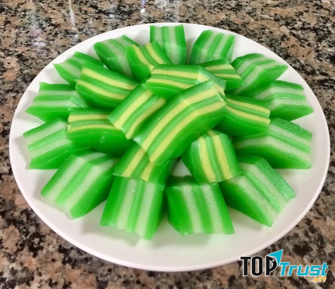 Bánh da lợn chín quyện mùi lá dứa thơm nồng và màu xanh thu hút.