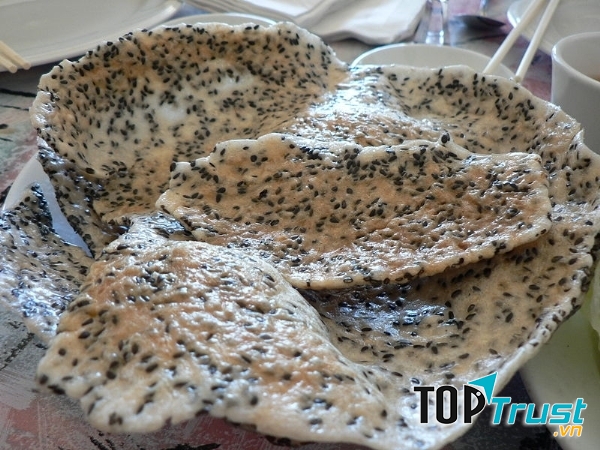 Bánh đa vừng dùng nguyên liệu chính là gạo, vừng và tinh bột sắn.