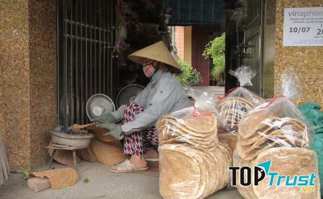 Người làm bánh phải thật sự khéo léo. Từ khâu ngâm gạo, xay bột thật mịn, tráng bánh thật khéo, rắc vừng đều tay, phơi bánh từng mặt thật cẩn thận, rồi đến nướng bánh trên bếp lửa than củi sao cho chín vàng nở đều.