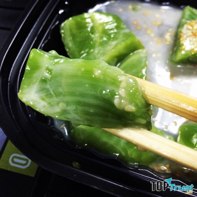 Bánh đúc Dì Tư một phần sẽ bao gồm cả bánh đúc, nước đường, nước cốt dừa và đậu phộng rang.