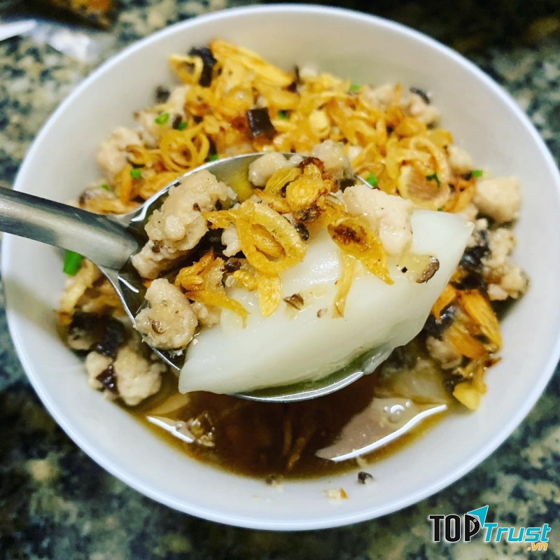 Bánh đúc nóng được làm từ bột tẻ, với nhân là thịt băm xào lẫn với mộc nhĩ và gia vị.