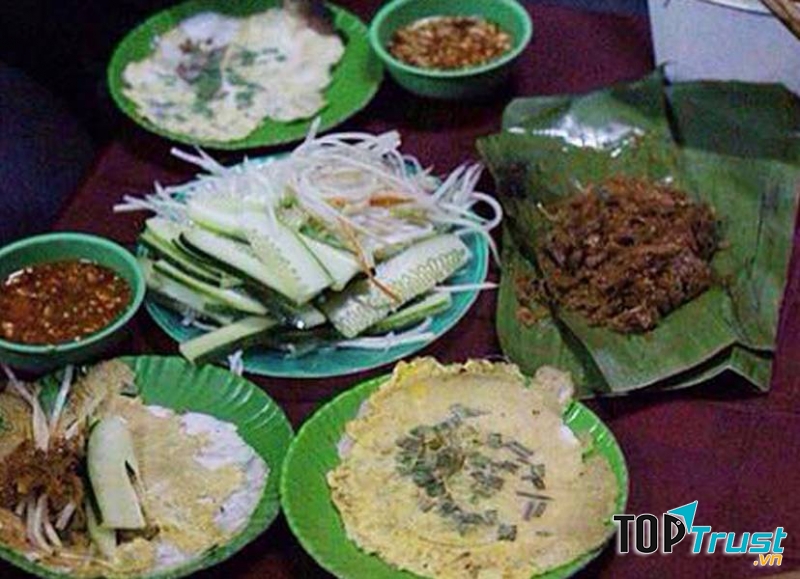 Bánh Ép Cây Dừa là một trong những quán bánh ép nổi tiếng đối với giới trẻ Huế