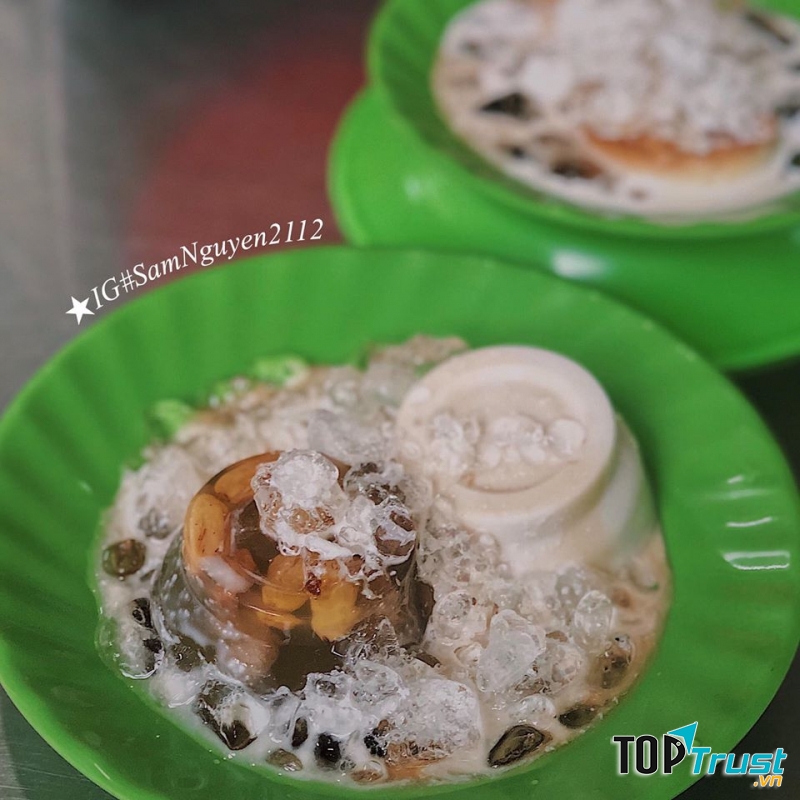 Tại đây có bánh flan, rau câu rất đa dạng, do chính tay cô Thanh làm nên vị rất đặc trưng