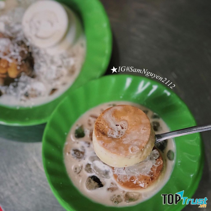 Phần nước cốt dừa cafe rất độc đáo, cà phê thơm đăng đắng, nước dừa béo nhẹ ngọt ngào, hòa quyện cùng nhau sẽ khiến bạn mê đắm.