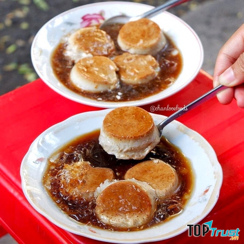 Quán cũng khá nhỏ, đơn sơ với những chiếc ghế cóc ven đường, ấy vậy mà khách vẫn ra vào tấp nập, bơi vì trót mê hương vị bánh flan của Connit