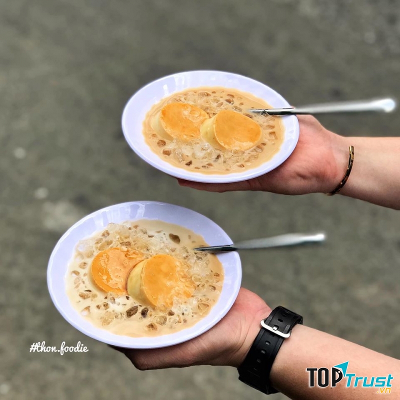 Nhìn đĩa bánh flan của quán Diệu Ái, dù bạn có đang trong thờ kì giảm cân cũng sẽ tạm gác lại để đắm chìm trong sự béo thơm ngọt ngào ấy