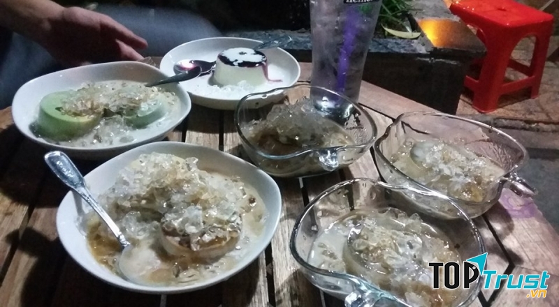 Món bánh flan tại quán Hoa Sữa