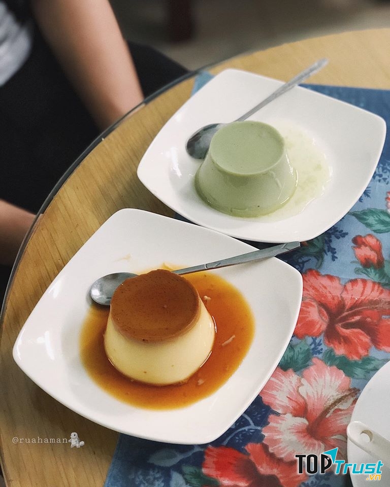 Ngoài ra các bạn còn có thể thưởng thức bánh flan truyền thống, bánh flan trà xanh và chè mè đen của quán.