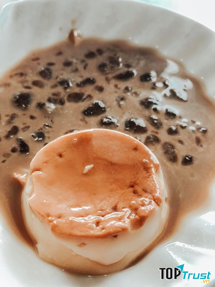 Bánh flan ăn cùng nước sốt này rất hòa quyện, flan khá to, mềm mịn .