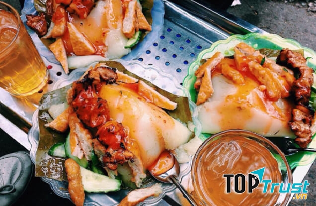 Thông thường bạn sẽ ăn bánh giò với dưa góp cho đỡ ngấy.