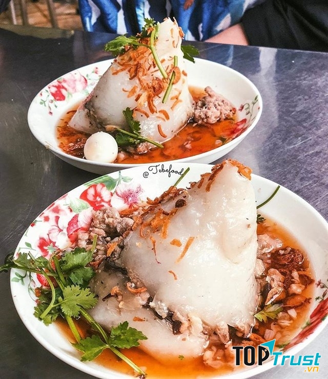 Bánh giò thường được ăn kèm thêm với giò chả, tương ớt.