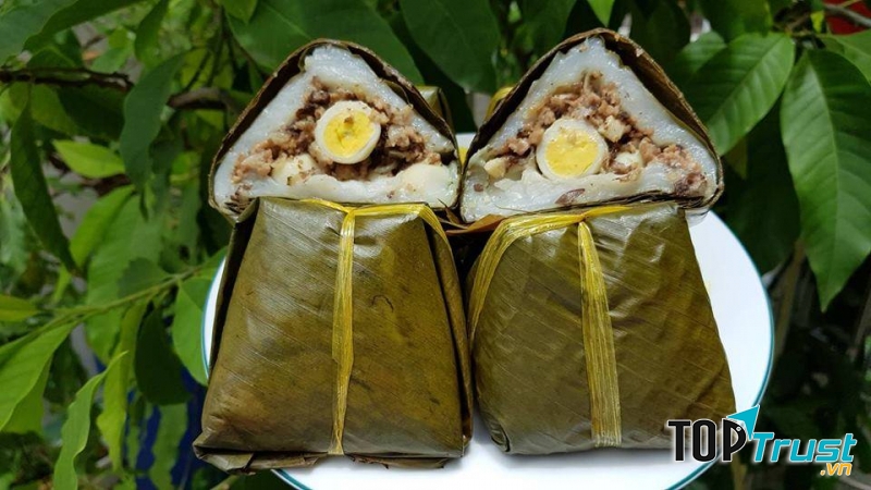 Cái thứ bánh bình dân, giá cũng bình dân, hàng quán cũng bình dân nốt như món bánh giò này vậy mà được lòng không biết bao nhiêu là người Hà Nội.