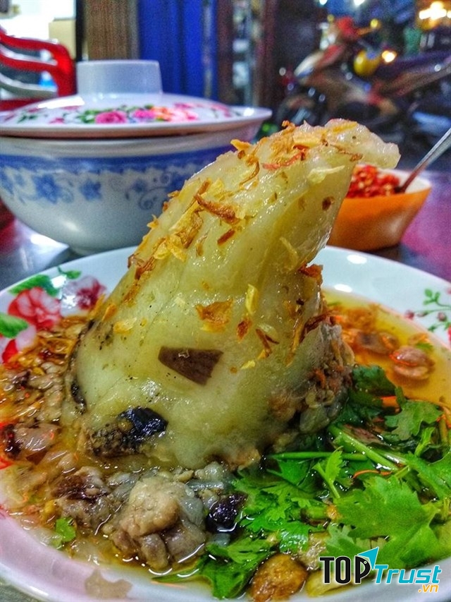 Bánh giò kèm nước chấm và hành phi