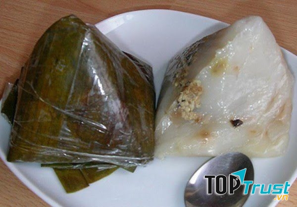 Bánh có nhân bên trong bao gồm mộc nhĩ, thịt và một vài nguyên liệu khác tuỳ thuộc vào sở thích của mỗi người.