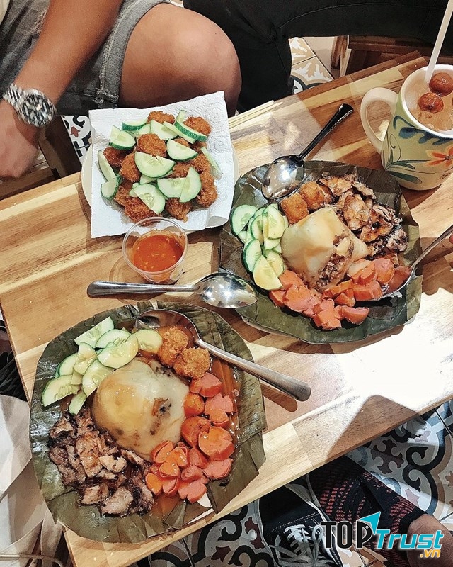Bánh giò, nem chua rán là hai món ăn nổi tiếng của quán