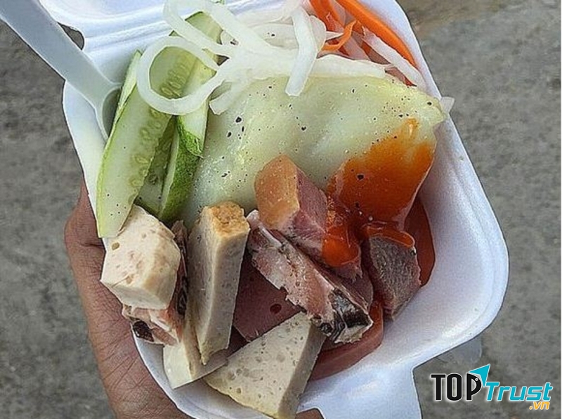 Bánh giò trước cửa Sài Gòn Square 3.