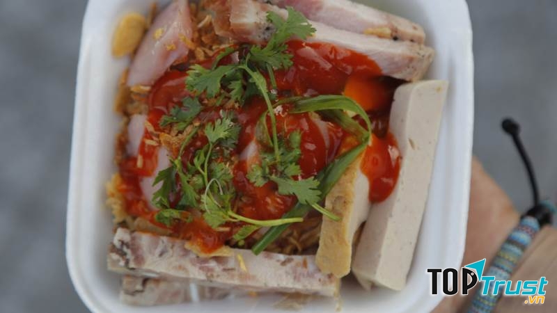 Bánh giò trước cửa Sài Gòn Square 3.