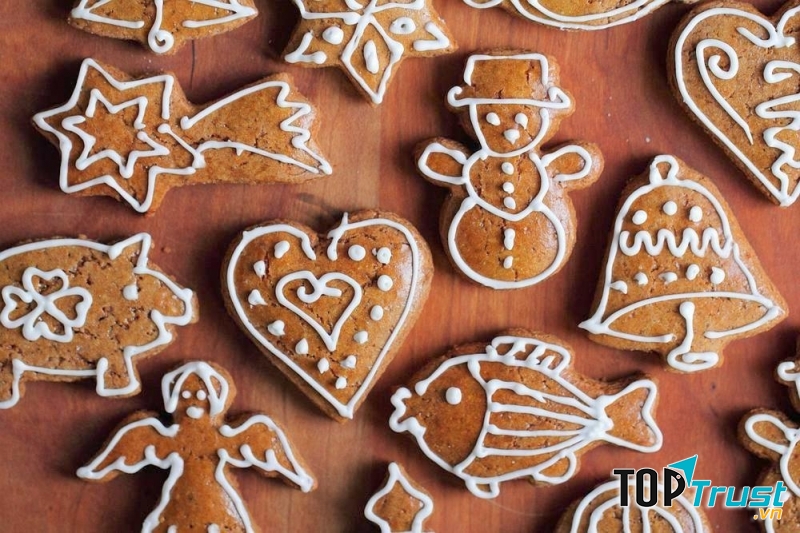 Những chiếc bánh gừng đầy màu sắc giúp bữa tiệc ngon mắt hơn