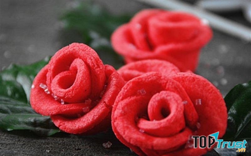 Bánh hoa hồng đỏ